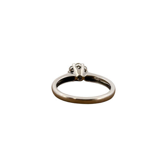 Solitario realizado en oro blanco de 18kt y flor de 7 brillantes. Joyas de segunda mano baratas. Joyería Ian'Or. Envío gratis.