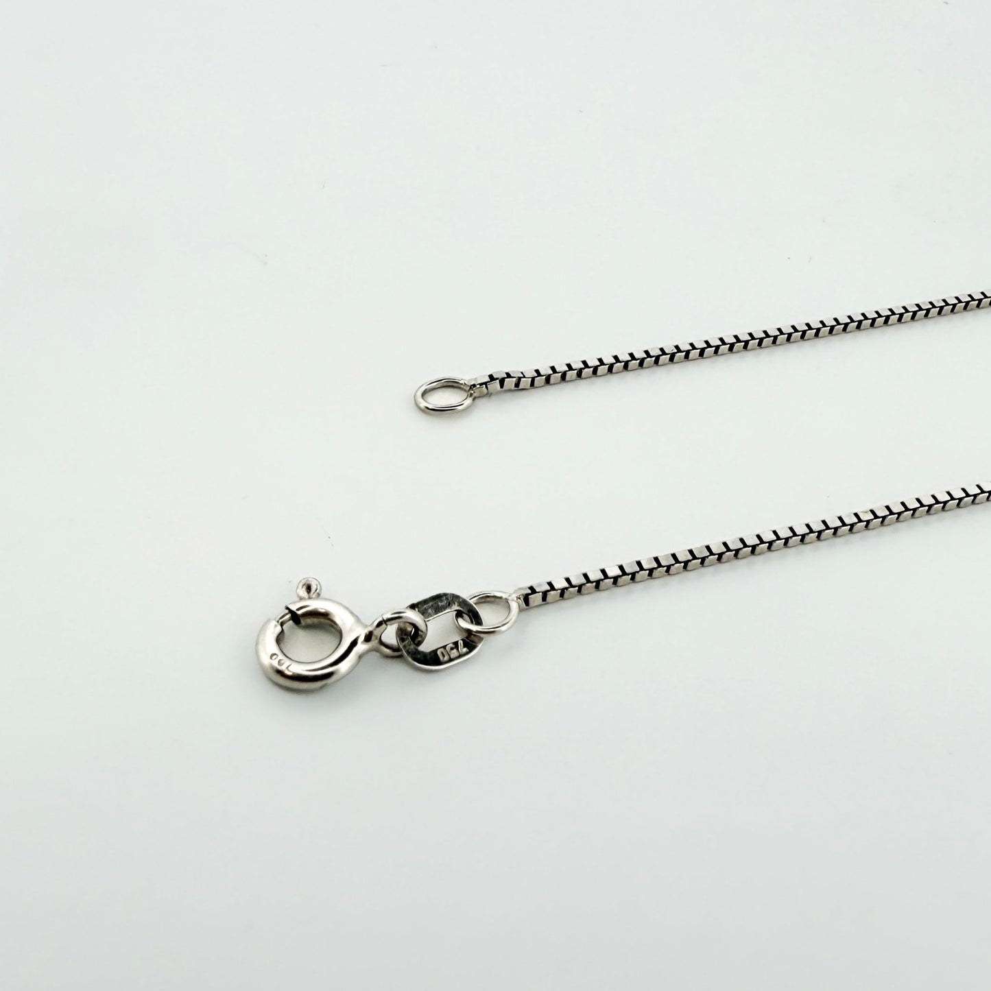 Comprar collar en oro blanco de 18kt compuesto por cadena y colgante con diamante talla brillante. Cierre tipo reasa. Joyería Compro Oro Barcelona. Ian'Or.