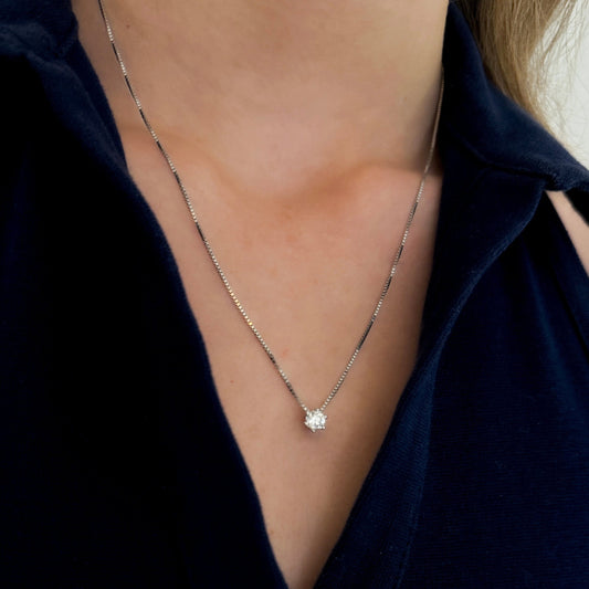 Comprar collar en oro blanco de 18kt compuesto por cadena y colgante con diamante talla brillante. Cierre tipo reasa. Joyería Compro Oro Barcelona. Ian'Or.