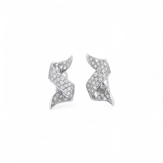 Comprar pendientes en forma de espiral realizados en oro blanco de 18kt con 39 diamantes talla brillante en cada pendiente. Cierre omega. Joyería Ian'Or.