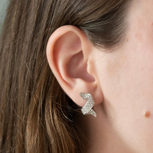 Comprar pendientes en forma de espiral realizados en oro blanco de 18kt con 39 diamantes talla brillante en cada pendiente. Cierre omega. Joyería Ian'Or.