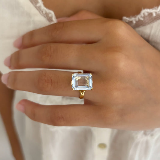 Comprar anillo de oro amarillo de 18kt con topacio talla baguette engastado en 4 grapas. Joyas restauradas. Joyas de segunda mano. Joyería Ian'Or.