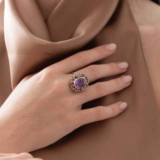 Sortija antigua realizada de oro amarillo de 18kt con rosetón de amatista talla oval engastada en oro amarillo y orla piedras engastadas en plata de Ley. Ian'Or