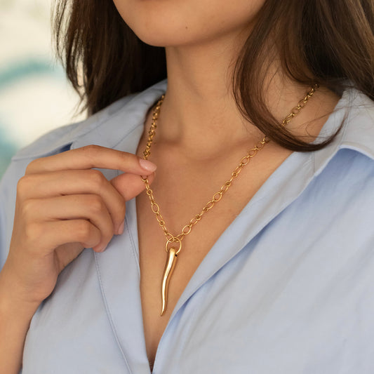 Colgante en forma de cuerno de la firma Pomellato de la colección Cornetti realizado en oro de 18k. Amuleto portafortuna llamado Cornicello, joyas Pomellato al mejor precio