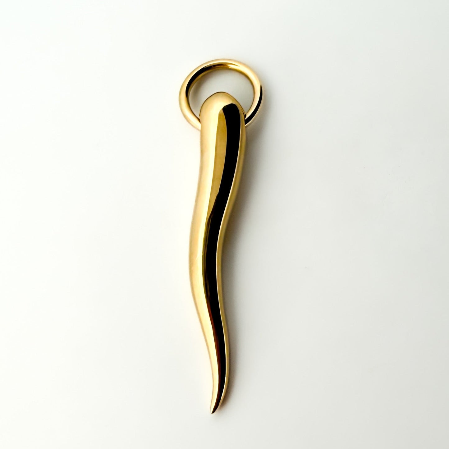 Colgante en forma de cuerno de la firma Pomellato de la colección Cornetti realizado en oro de 18k. Amuleto portafortuna llamado Cornicello, joyas Pomellato al mejor precio