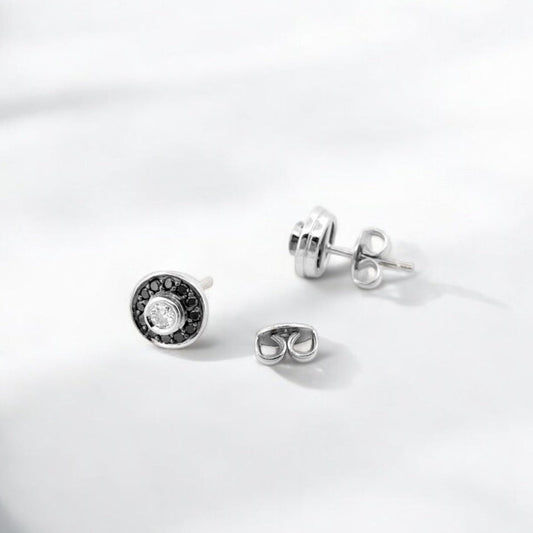 Comprar pendientes en oro blanco de 18kt y rosetón de diamantes negros con un diamante central blanco. Joyas segunda mano. Envío gratis. Joyas con diamantes.