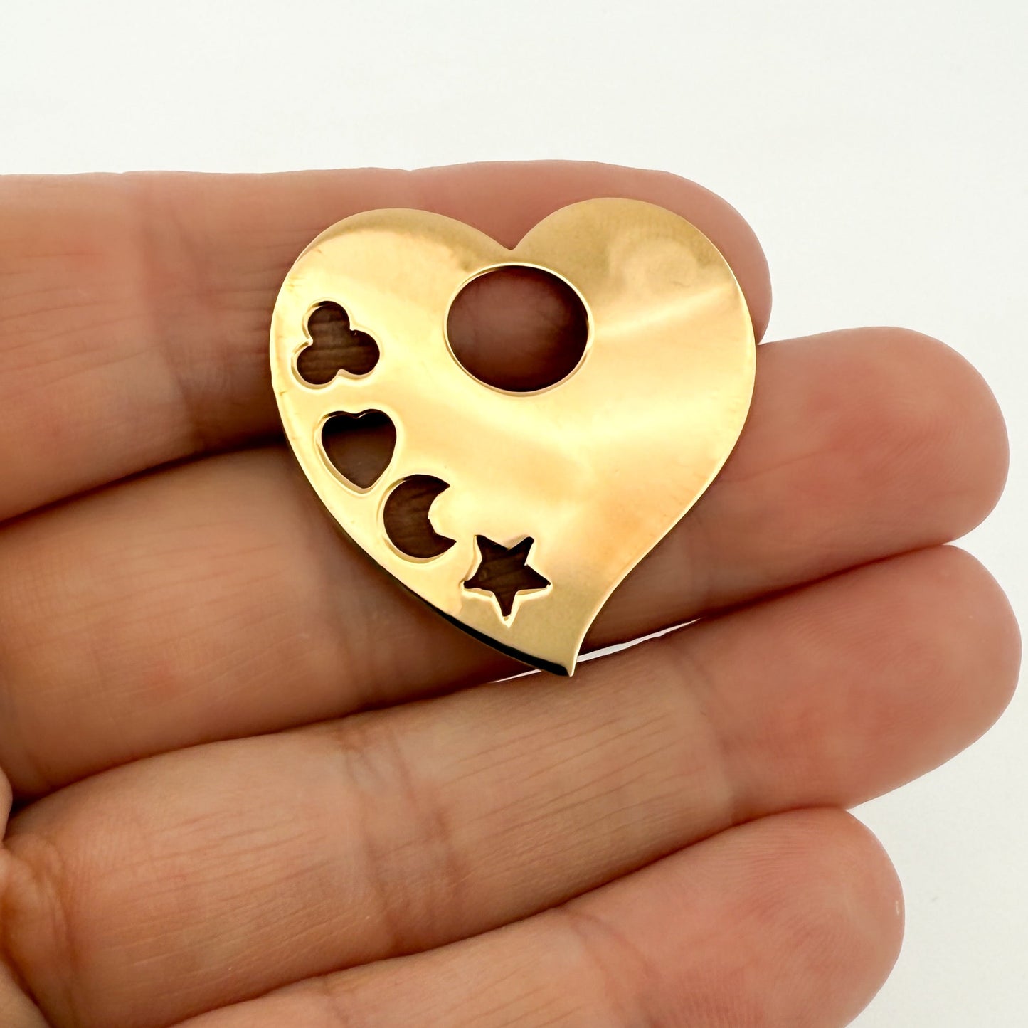 Comprar colgante en forma de corazón liso realizado en oro amarillo de 18kt. Con forma de estrella, luna, corazón y flor. Envío gratis. Joyería Ian'Or.