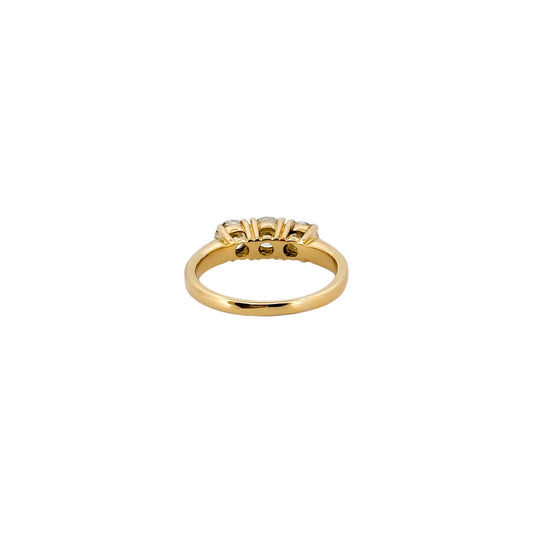 Comprar sortija tipo tresillo realizada en oro amarillo de 18kt con 3 diamantes talla brillante.
Joyas de segunda mano. Sortijas tresillo oro y diamantes.