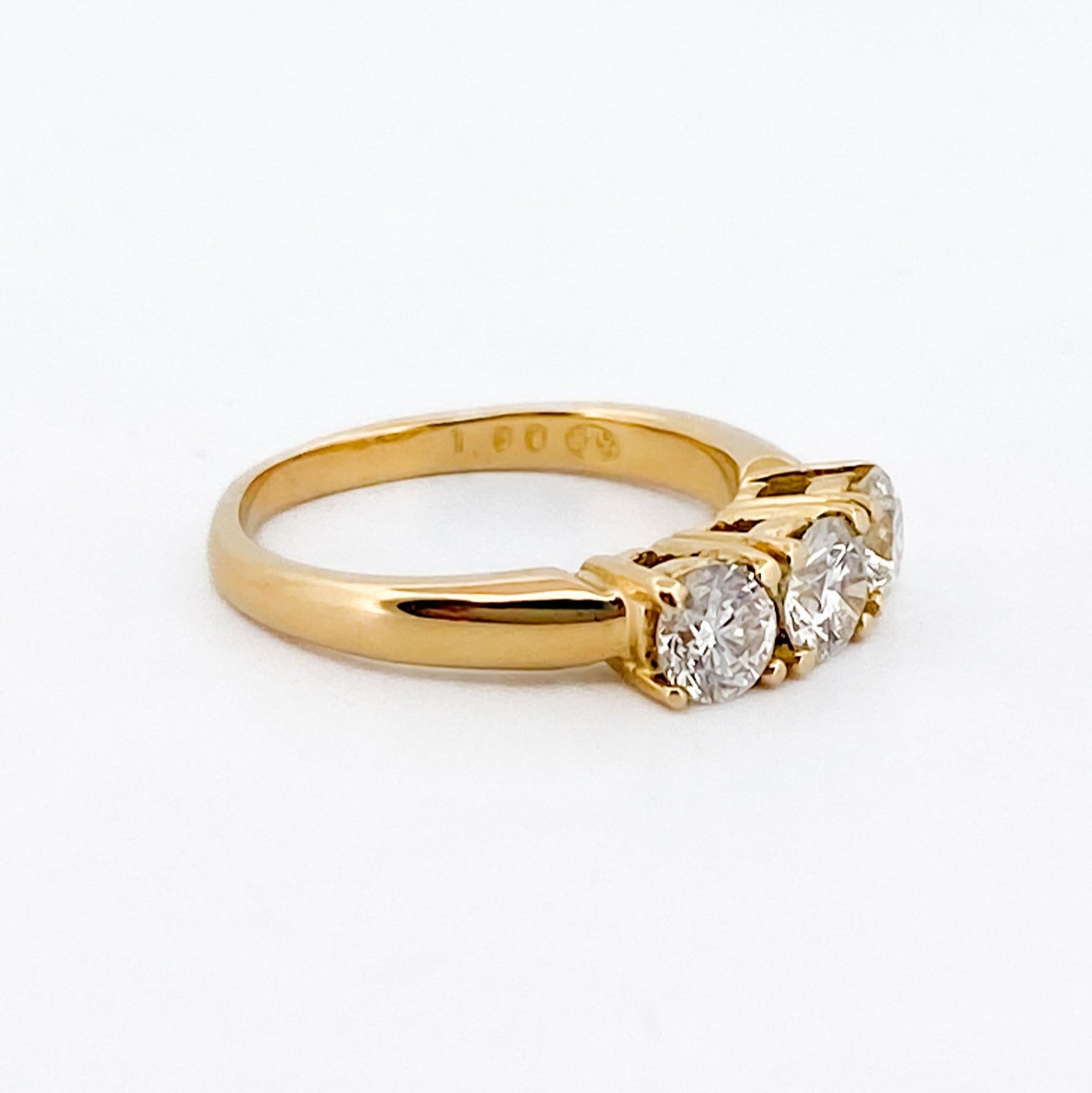 Comprar sortija tipo tresillo realizada en oro amarillo de 18kt con 3 diamantes talla brillante.
Joyas de segunda mano. Sortijas tresillo oro y diamantes.