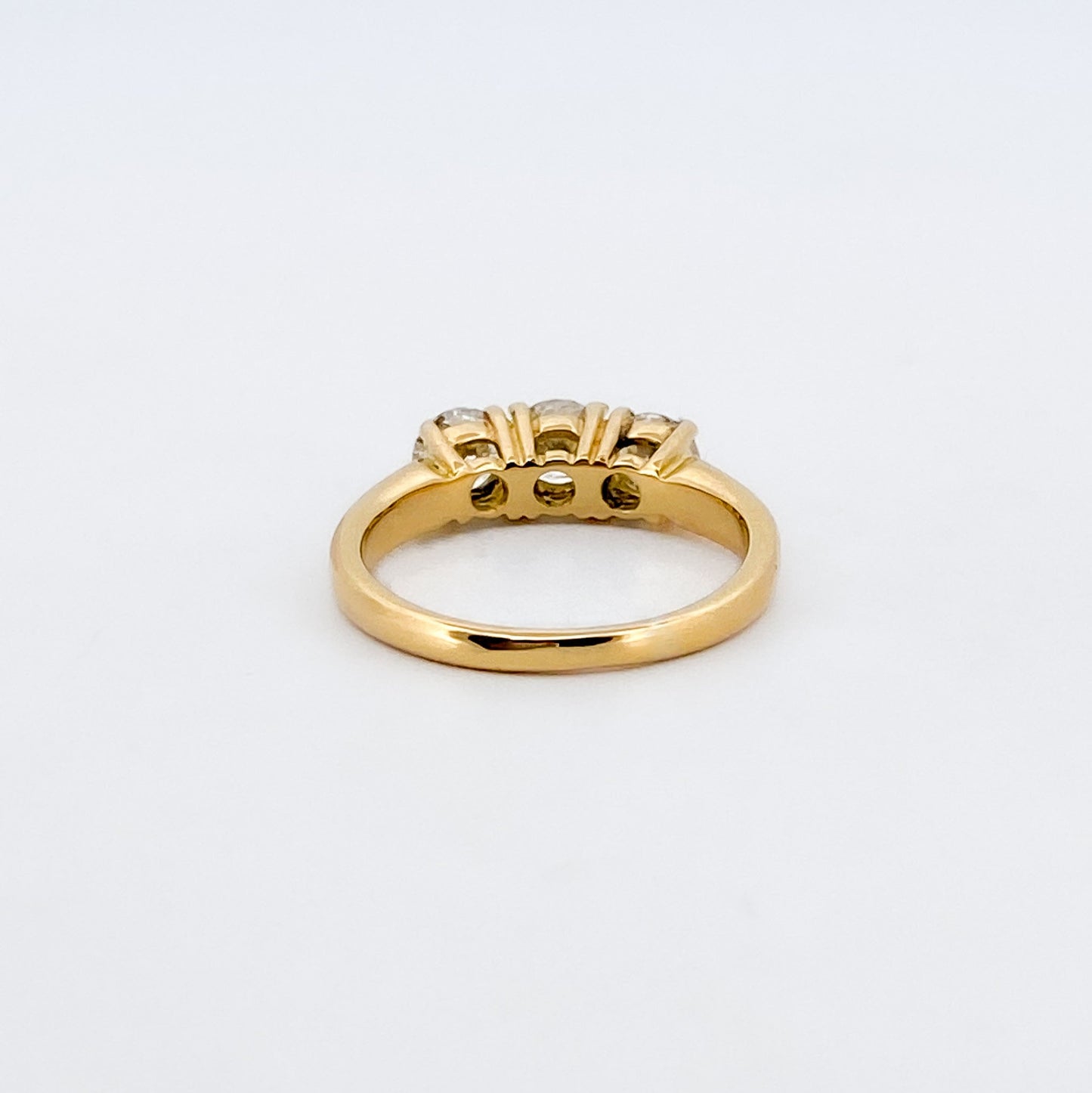 Comprar sortija tipo tresillo realizada en oro amarillo de 18kt con 3 diamantes talla brillante.
Joyas de segunda mano. Sortijas tresillo oro y diamantes.