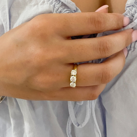 Comprar sortija tipo tresillo realizada en oro amarillo de 18kt con 3 diamantes talla brillante.
Joyas de segunda mano. Sortijas tresillo oro y diamantes.