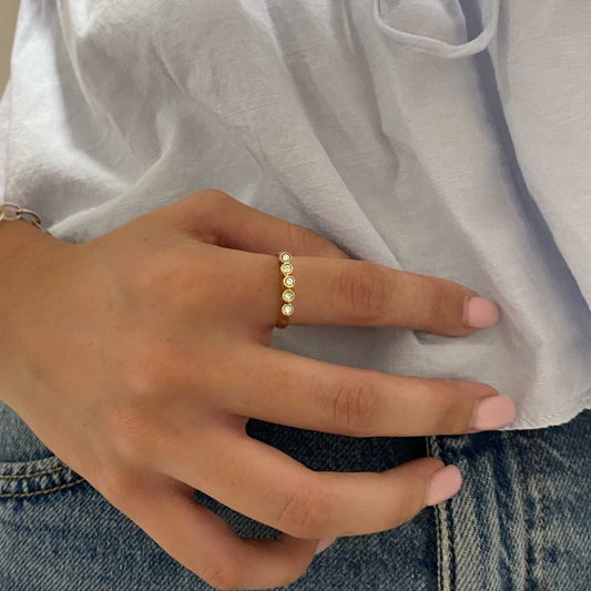 Comprar sortija de oro amarillo de 18kt con carril de 5 diamantes talla brillantes de 0,04ct cada uno y 0,20ct en total. Joyería Ian'Or. Envío gratuito.