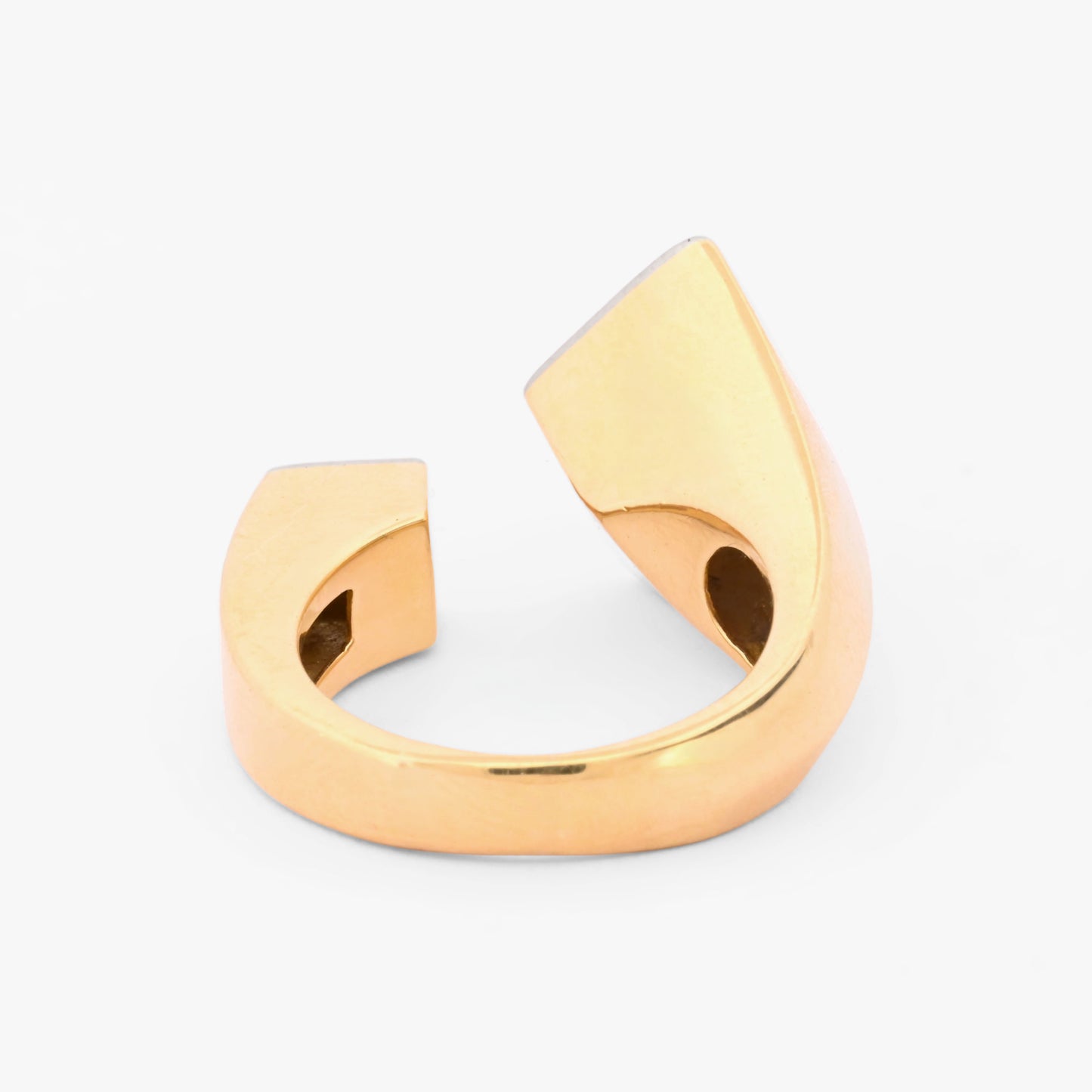Comprar anillo abierto tipo sello realizado en oro amarillo de 18kt en forma de rombo y cuadrado y pavé de diamantes. Joyas segunda mano. Joyería Ian'Or.