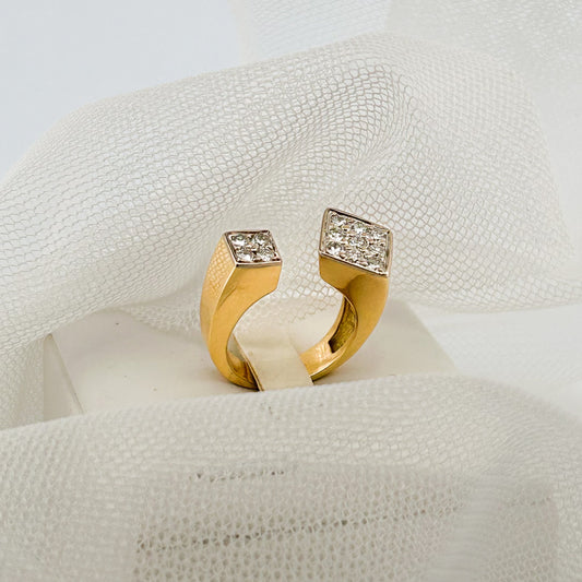 Comprar anillo abierto tipo sello realizado en oro amarillo de 18kt en forma de rombo y cuadrado y pavé de diamantes. Joyas segunda mano. Joyería Ian'Or.
