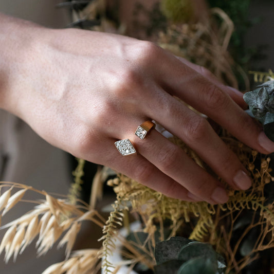 Comprar anillo abierto tipo sello realizado en oro amarillo de 18kt en forma de rombo y cuadrado y pavé de diamantes. Joyas segunda mano. Joyería Ian'Or.