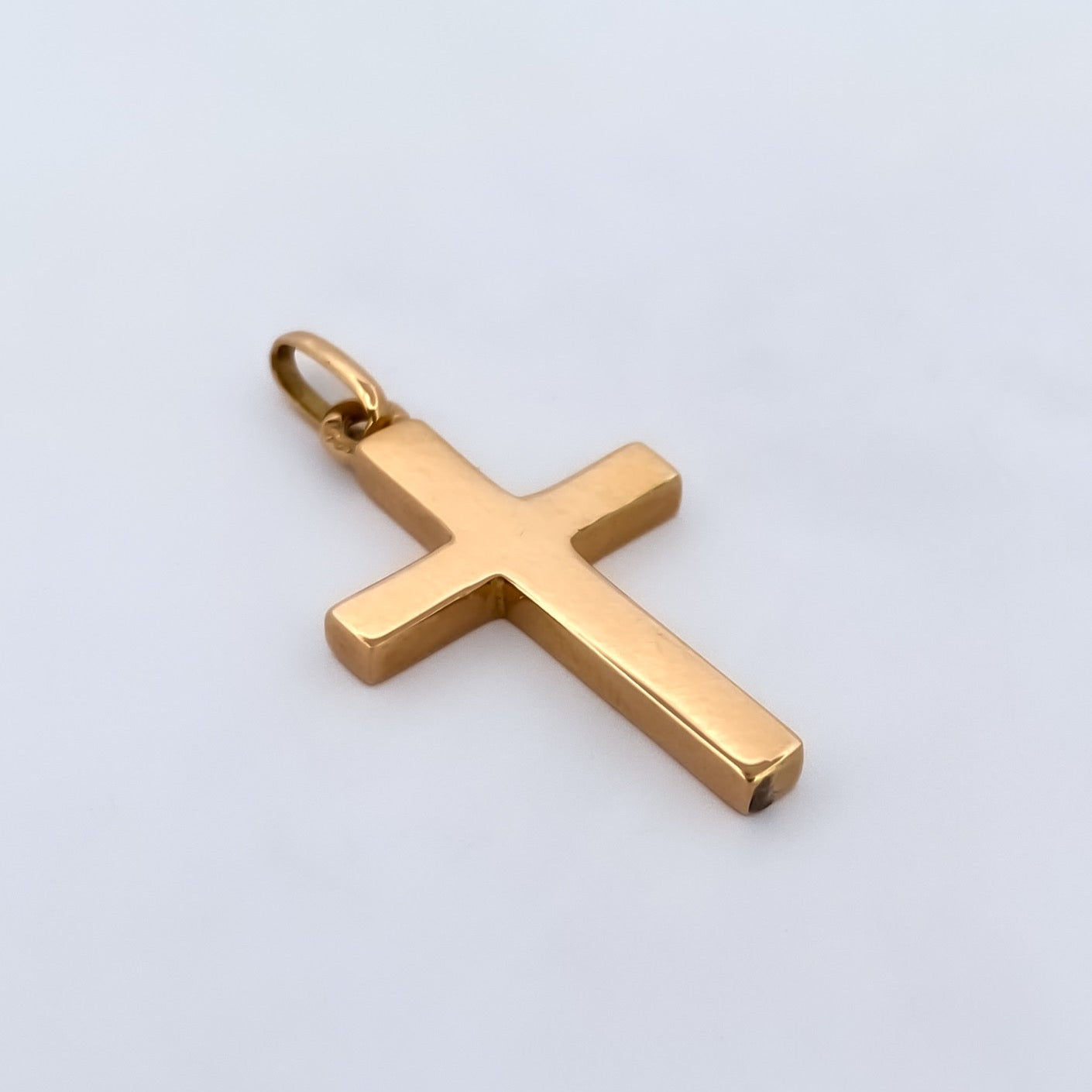 Comprar colgante en oro amarillo de 18kt en forma de cruz y acabado liso. Joyería Ian'Or. Joyas de segunda mano. Joyas con motivos religiosos. Envío GRATIS.