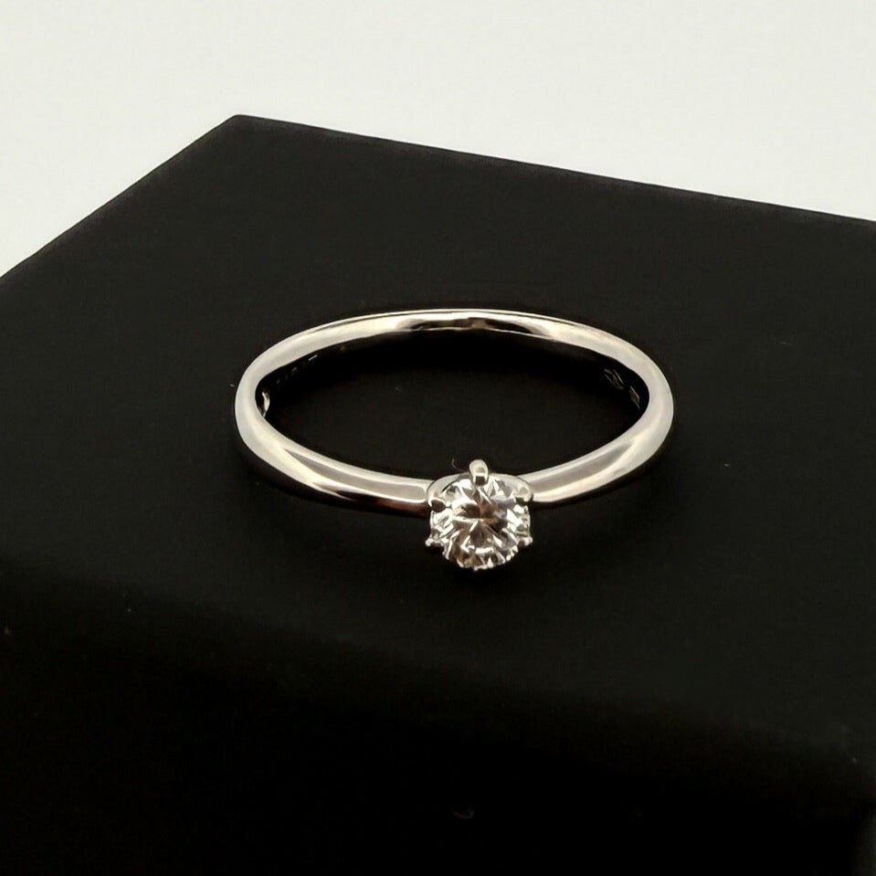 Comprar solitario de la firma RABAT en oro blanco de 18kt de la colección RABAT Rose. Joyas acondicionadas. Joyas Rabat. Joyería Ian'Or. Envío GRATIS.