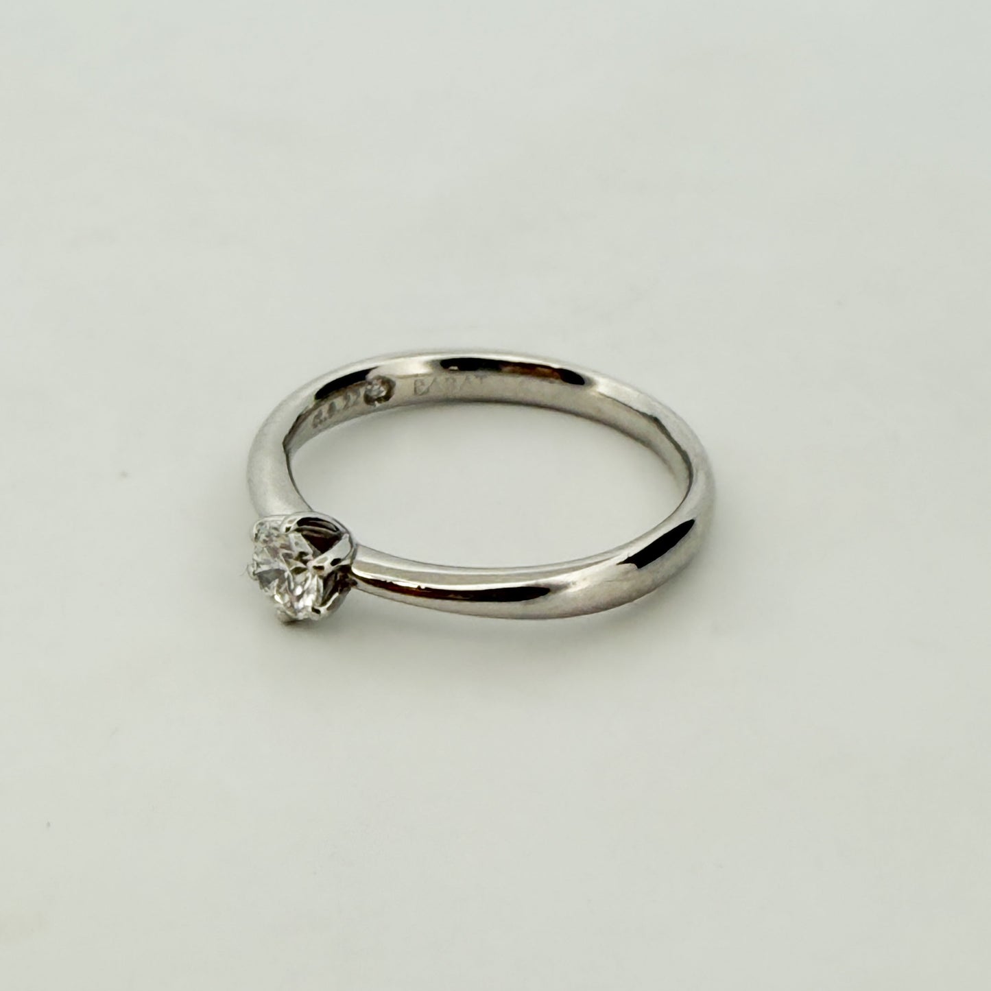 Comprar solitario de la firma RABAT en oro blanco de 18kt de la colección RABAT Rose. Joyas acondicionadas. Joyas Rabat. Joyería Ian'Or. Envío GRATIS.