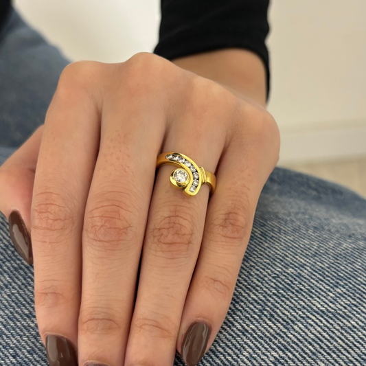 Anillo realizado en oro amarillo de 18kt con brillante central y brazo con carril de 8 diamantes. Anillos de segunda mano baratos, joyas de oro antiguas, donde comprar oro Barcelona.