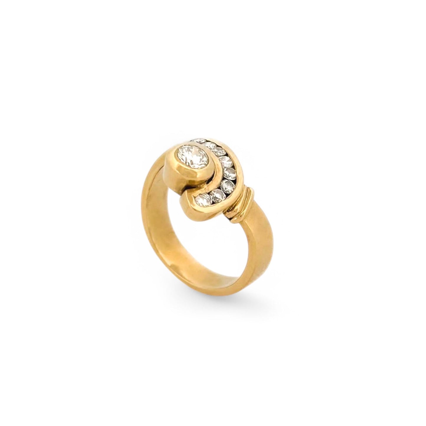 Anillo realizado en oro amarillo de 18kt con brillante central y brazo con carril de 8 diamantes. Anillos de segunda mano baratos, joyas de oro antiguas, donde comprar oro Barcelona.