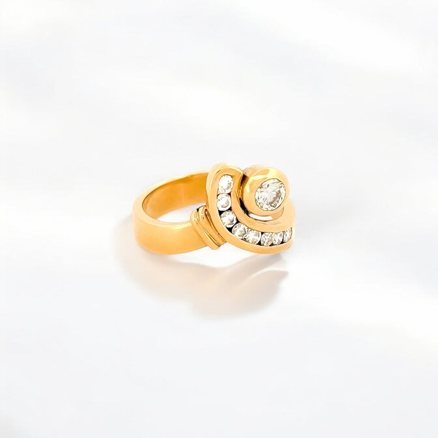 Anillo realizado en oro amarillo de 18kt con brillante central y brazo con carril de 8 diamantes. Anillos de segunda mano baratos, joyas de oro antiguas, donde comprar oro Barcelona.