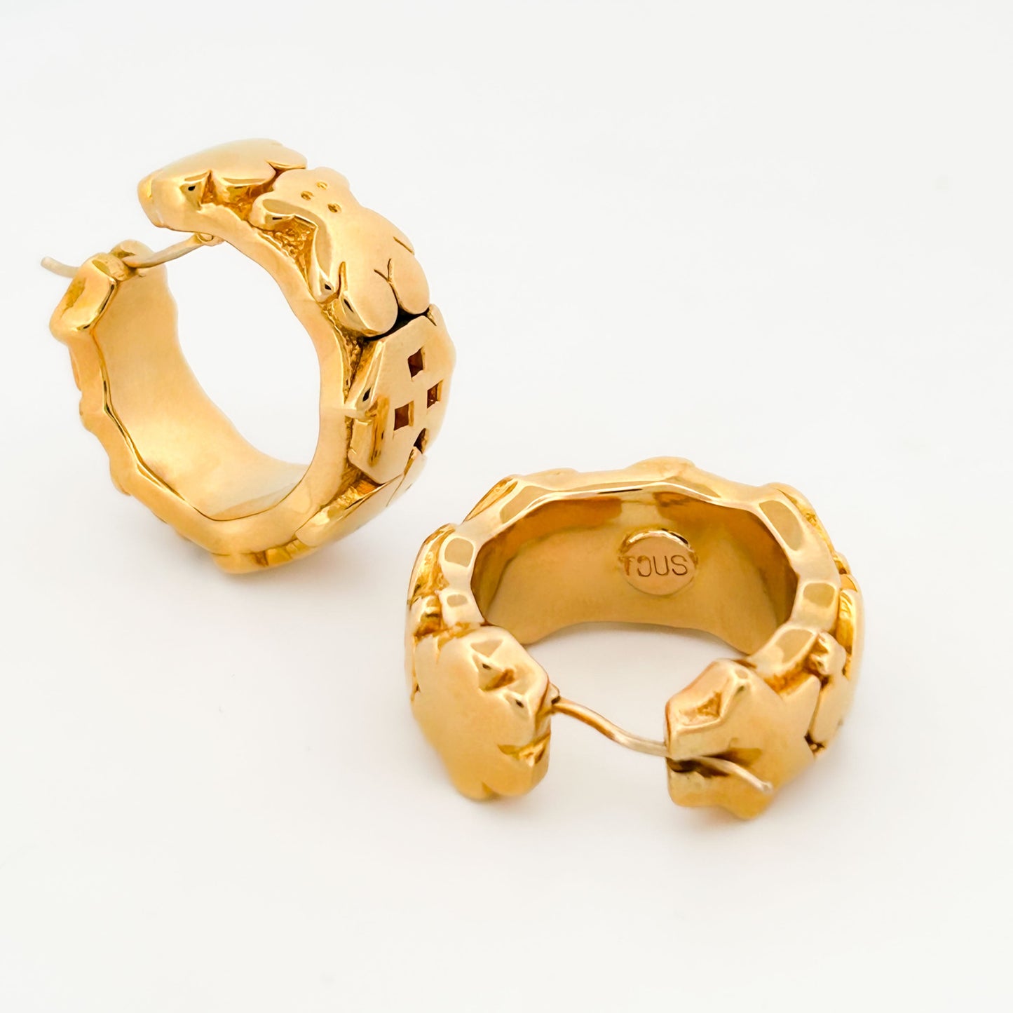 Comprar pendientes de aro realizados en oro amarillo de 18kt originales de la firma TOUS tipo criollas con los icónicos motivos de tous, osito, casa, flor, elefante y coche. Joyas Tous restauradas.