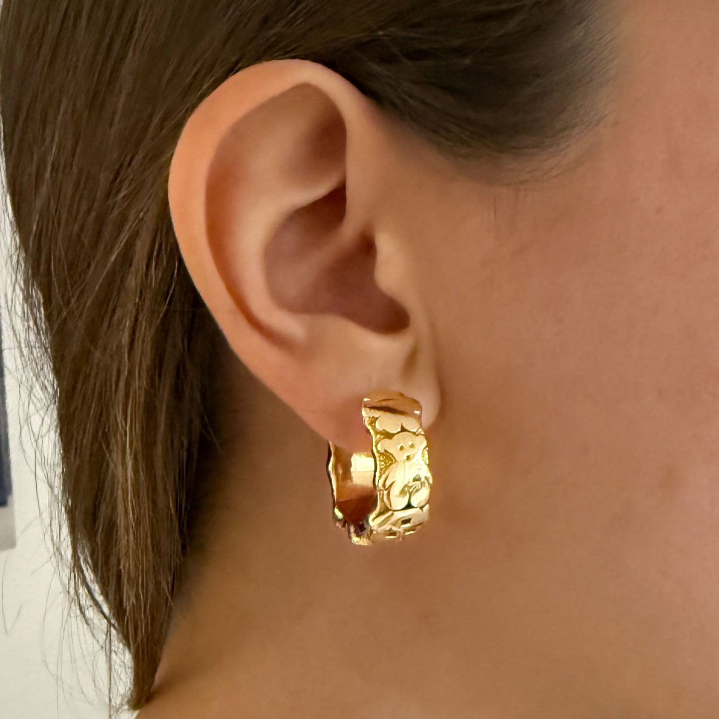Comprar pendientes de aro realizados en oro amarillo de 18kt originales de la firma TOUS tipo criollas con los icónicos motivos de tous, osito, casa, flor, elefante y coche. Joyas Tous restauradas.