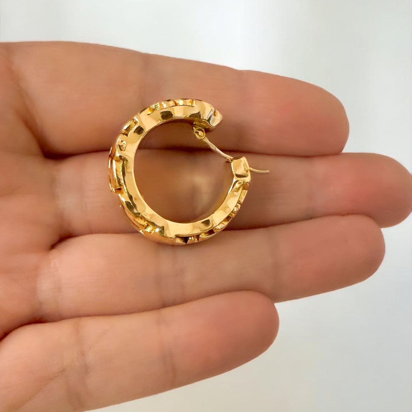 Comprar pendientes de aro realizados en oro amarillo de 18kt originales de la firma TOUS tipo criollas con los icónicos motivos de tous, osito, casa, flor, elefante y coche. Joyas Tous restauradas.