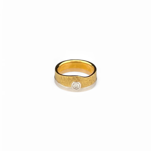 Anillo bicolor de oro blanco y amarillo de 18kt con diamante talla brillante engastado en la parte central. Joyas segunda mano restauradas baratas en Barcelona.