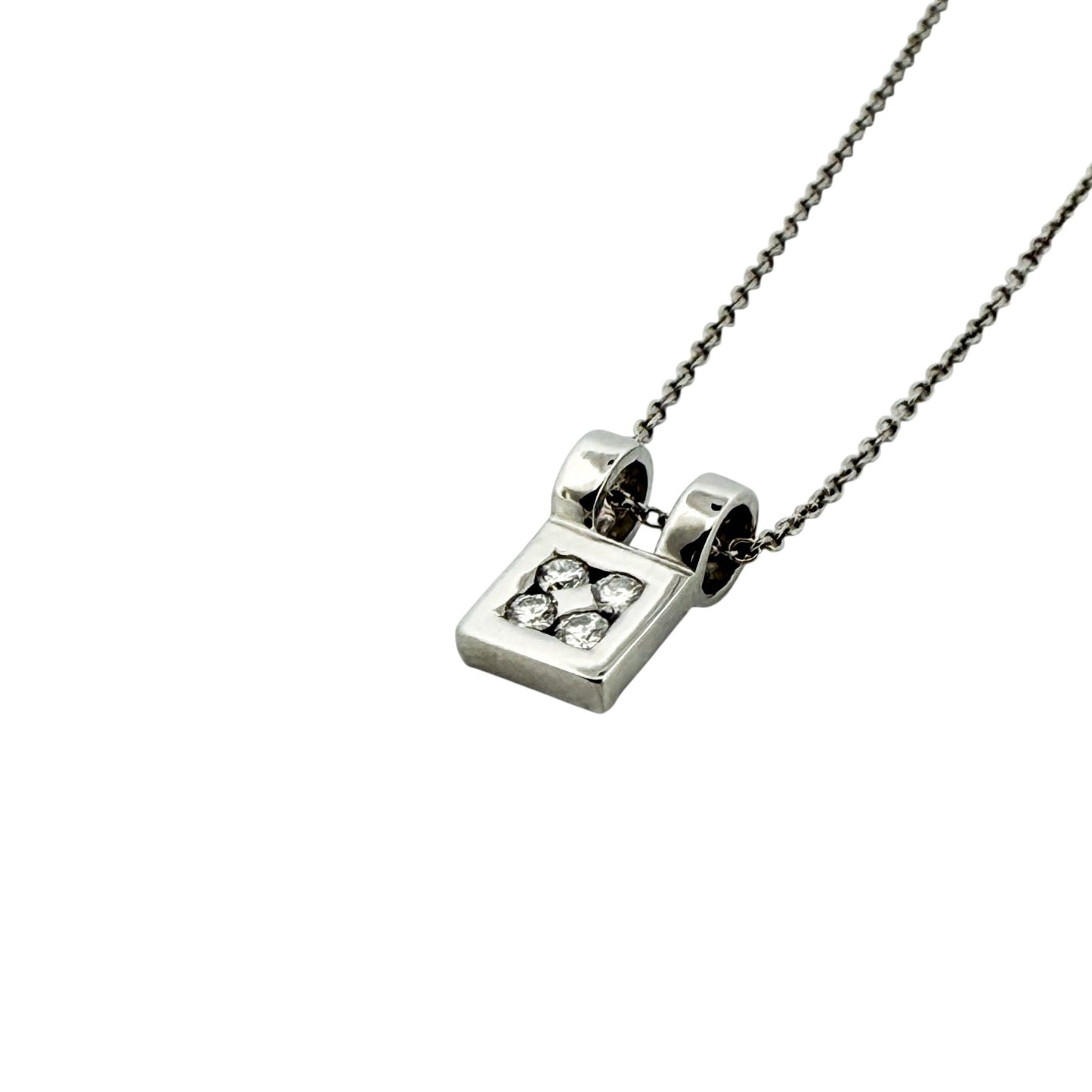 Comprar collar de oro blanco de 18kt con cadena y colgante con 4 brillantes. Cierre tipo reasa. Joyería Ian'Or. Joyas listas para una segunda vida.