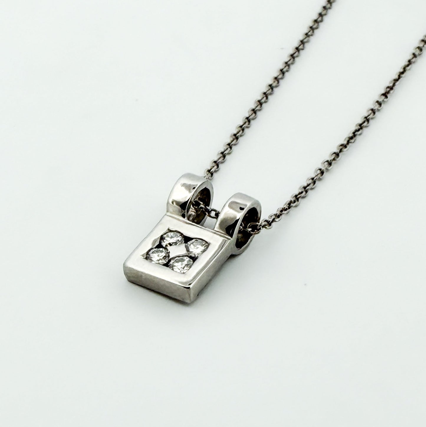 Comprar collar de oro blanco de 18kt con cadena y colgante con 4 brillantes. Cierre tipo reasa. Joyería Ian'Or. Joyas listas para una segunda vida.