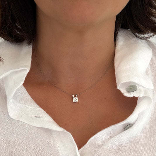Comprar collar de oro blanco de 18kt con cadena y colgante con 4 brillantes. Cierre tipo reasa. Joyería Ian'Or. Joyas listas para una segunda vida.