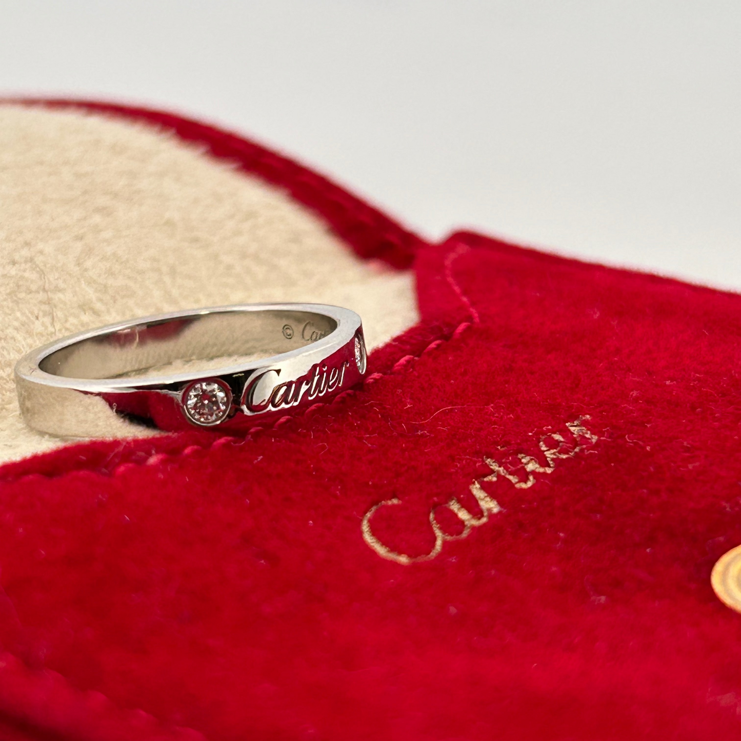 Comprar alianza de la prestigiosa firma Cartier realizada en platino y con dos diamantes talla brillante engastados. Cartier de segunda mano. Joyería Ian'Or.