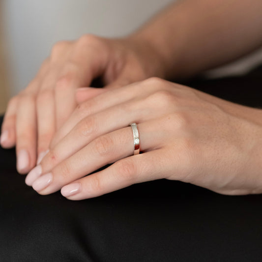 Comprar alianza de la prestigiosa firma Cartier realizada en platino y con dos diamantes talla brillante engastados. Cartier de segunda mano. Joyería Ian'Or.