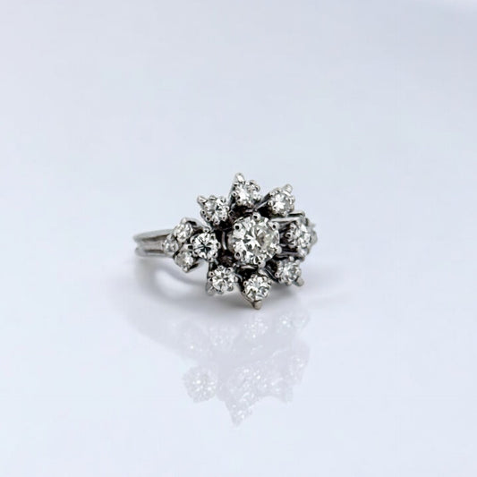 Comprar sortija realizada en oro blanco de 18kt con rosetón de diamantes talla brillante. Joyas únicas de segunda mano. Joyería Ian'Or. Ian'Or. Envío gratis.