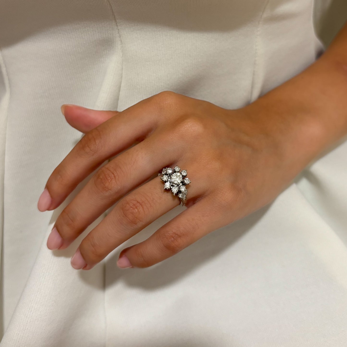 Comprar sortija realizada en oro blanco de 18kt con rosetón de diamantes talla brillante. Joyas únicas de segunda mano. Joyería Ian'Or. Ian'Or. Envío gratis.