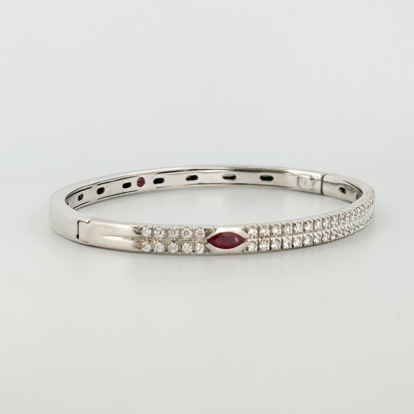 Comprar pulsera esclava realizada en oro blanco de 18kt. Con carril de 58 diamantes talla brillante y dos rubíes. Joyería Ian'Or. Envío gratis.