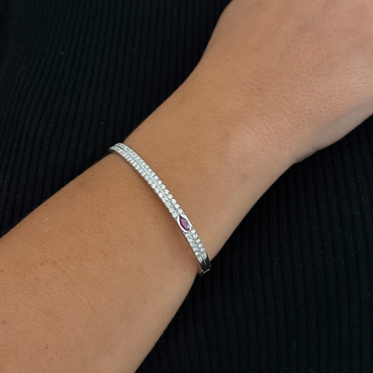 Comprar pulsera esclava realizada en oro blanco de 18kt. Con carril de 58 diamantes talla brillante y dos rubíes. Joyería Ian'Or. Envío gratis.