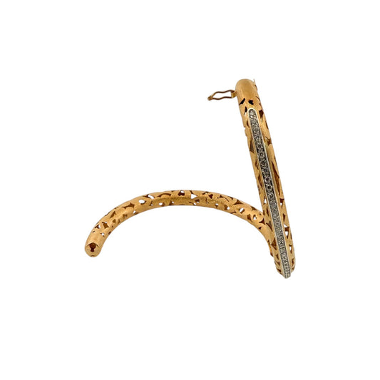 Comprar pulsera esclava de oro amarillo de 18kt en acabado mate y diseño de corazones con carril de oro blanco y 33 diamantes talla brillante. Joyería Ian'Or.