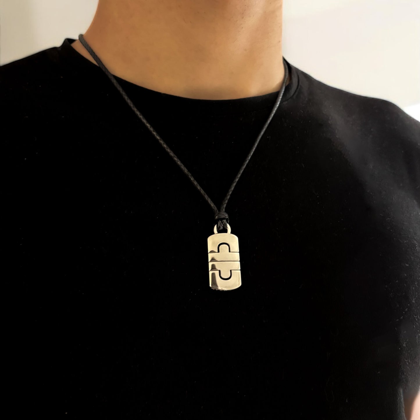 Collar original de la prestigiosa firma BVLGARI realizado en oro blanco de 18kt, con colgante icónico de la colección Parentesi. Venta de joyas de lujo de segunda mano Bulgari al mejor precio