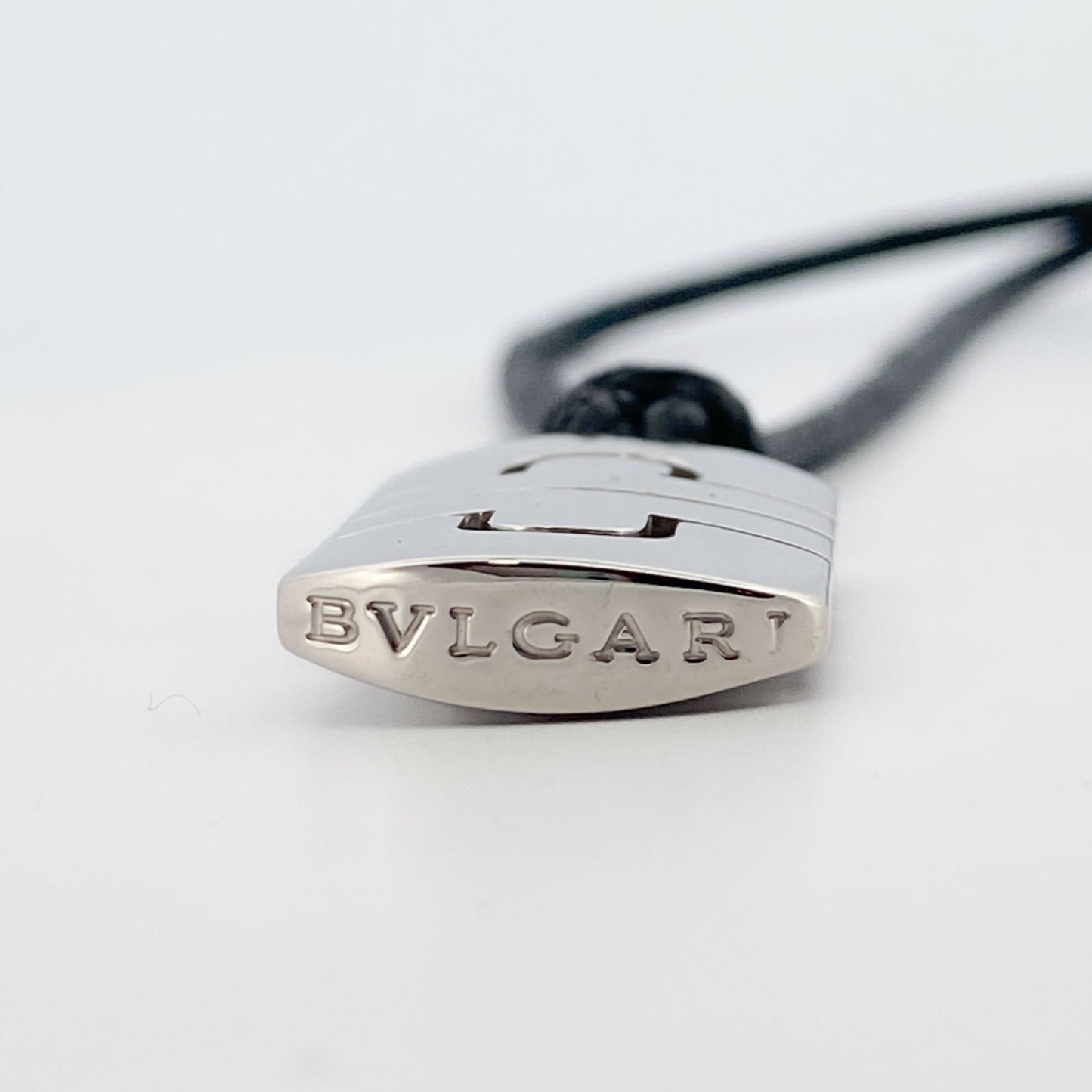 Collar original de la prestigiosa firma BVLGARI realizado en oro blanco de 18kt, con colgante icónico de la colección Parentesi. Venta de joyas de lujo de segunda mano Bulgari al  mejor precio