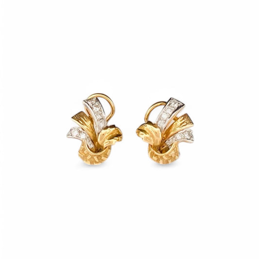Pendientes vintage de oro amarillo de 18kt con 4 diamantes en talla brillante de 0,01ct en cada pendiente y con cierre tipo omega. Joyas vintage segunda mano.