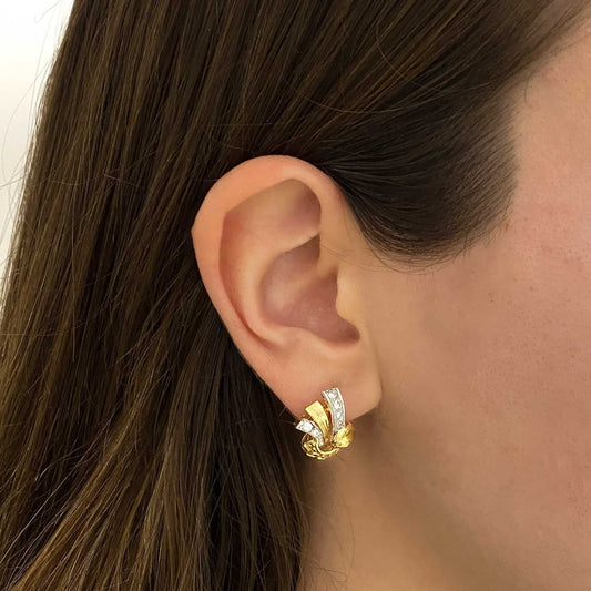 Pendientes vintage de oro amarillo de 18kt con 4 diamantes en talla brillante de 0,01ct en cada pendiente y con cierre tipo omega. Joyas vintage segunda mano.