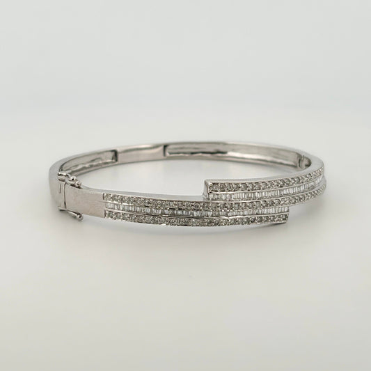 Pulsera esclava realizada en oro blanco de 18kt. Con carril de 90 diamantes talla brillante y 90 diamantes talla baguette. Joyería Ian'Or.