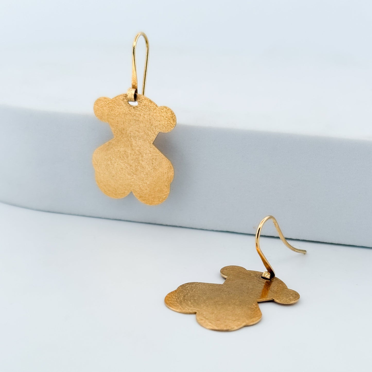 Comprar pendientes planos realizados en oro amarillo de 18kt originales de la firma TOUS con los icónicos ositos. Joyas Tous acondicionadas. Joyería Ian'Or.