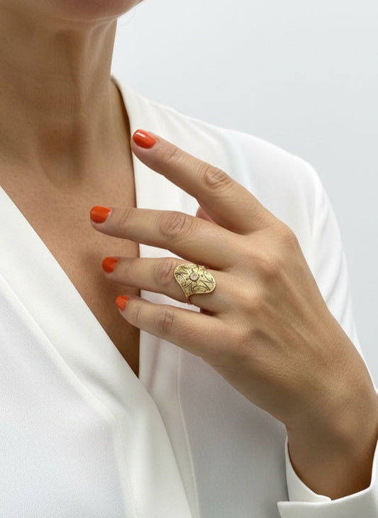 Comprar sortija vintage tipo lanzadera alargado realizada en oro amarillo de 18kt y 17 diamantes talla antigua. Joyas vintage. Joyería Ian'Or. Envío GRATIS.