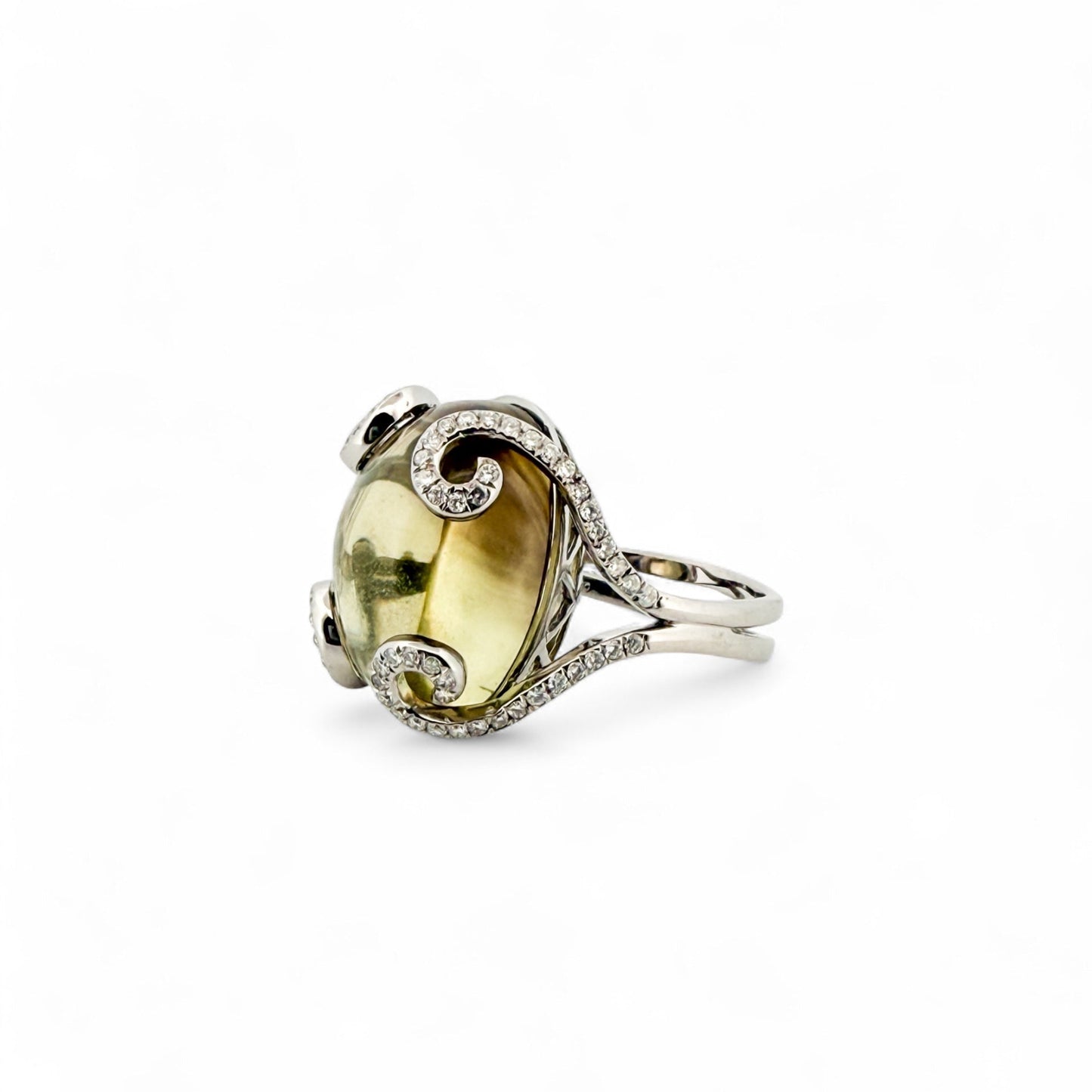 Comprar anillo realizado en oro blanco de 18kt con cuarzo ahumado y brazos con diamantes talla brillante que sostienen la piedra. Joyería Ian'Or. Envío gratis.
