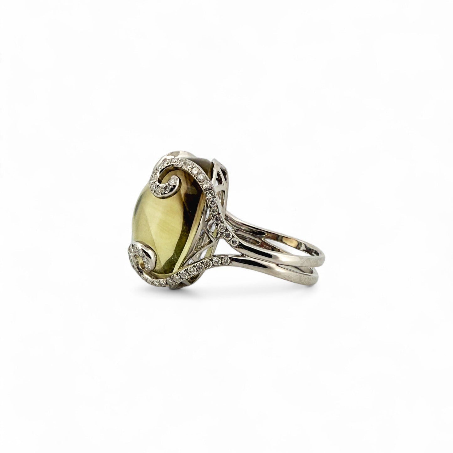 Comprar anillo realizado en oro blanco de 18kt con cuarzo ahumado y brazos con diamantes talla brillante que sostienen la piedra. Joyería Ian'Or. Envío gratis.