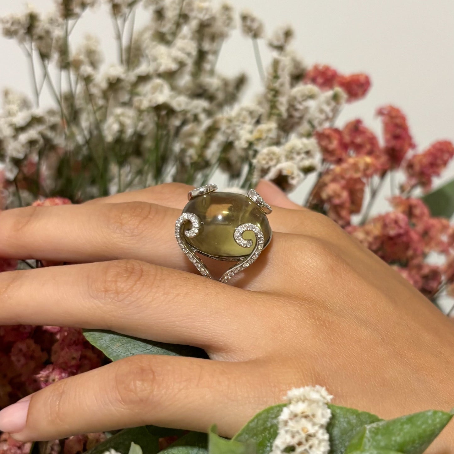 Comprar anillo realizado en oro blanco de 18kt con cuarzo ahumado y brazos con diamantes talla brillante que sostienen la piedra. Joyería Ian'Or. Envío gratis.