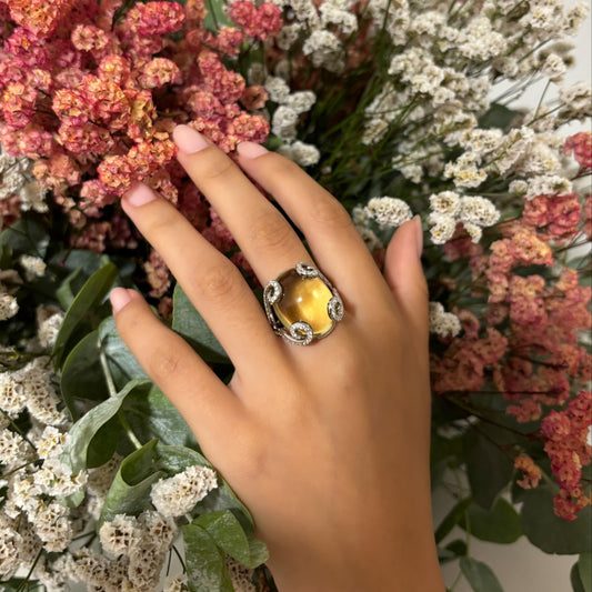 Comprar anillo realizado en oro blanco de 18kt con cuarzo ahumado y brazos con diamantes talla brillante que sostienen la piedra. Joyería Ian'Or. Envío gratis.